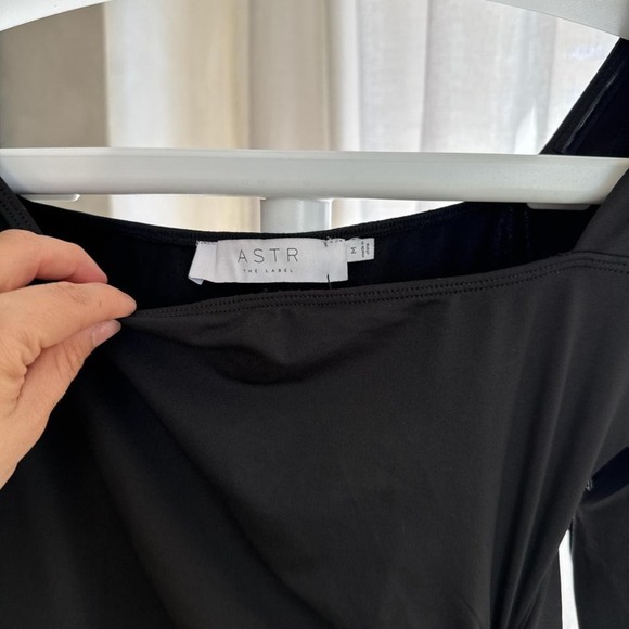 ASTR the label Black off the shoulder midi Dress - Picture 4 of 5